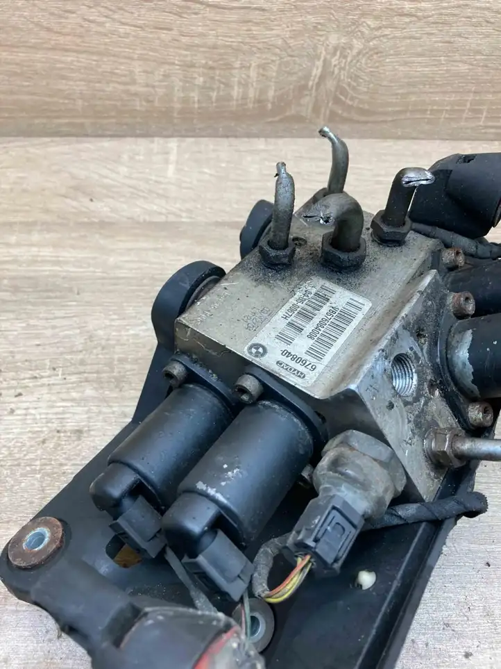 BMW 5 E60 E61 (2004 - 2010) 6760840 Клапанный блок активного стабилизатора — фото 6