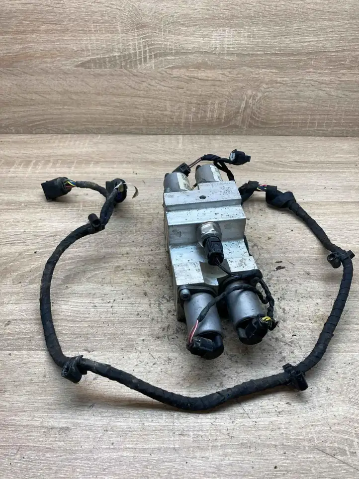 BMW X5 E70 (2006 - 2013) 6794578 Клапанный блок активного стабилизатора — фото 2