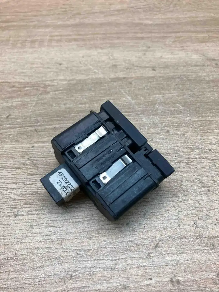Audi A6 S6 C6 4F (2004 - 2008) 4F2927227 Кнопка бардачка — фото 1