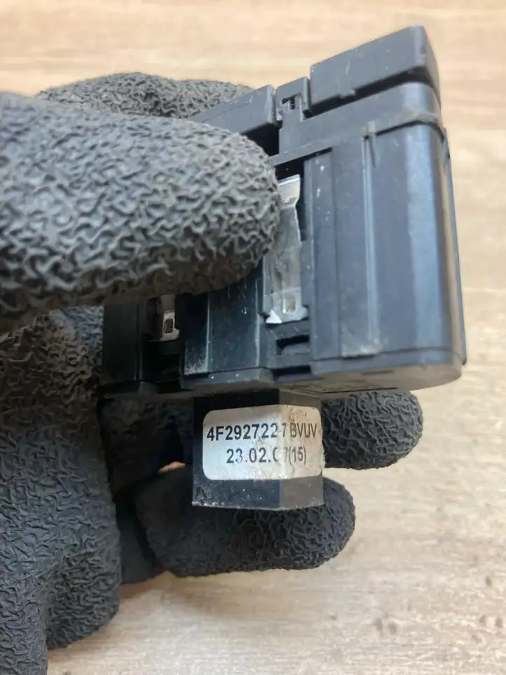 Audi A6 S6 C6 4F (2004 - 2008) 4F2927227 Кнопка бардачка — фото 5