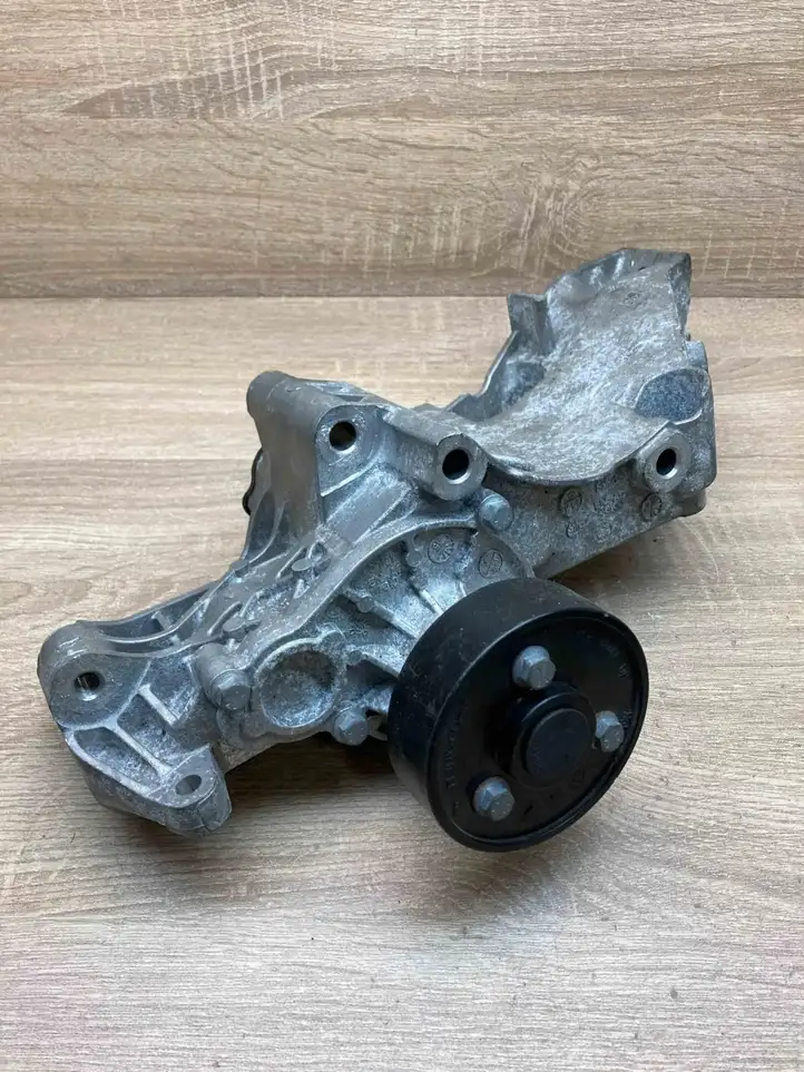 BMW 1 F20 F21 (2011 - 2019) 7644804 Кронштейн генератора — фото 1