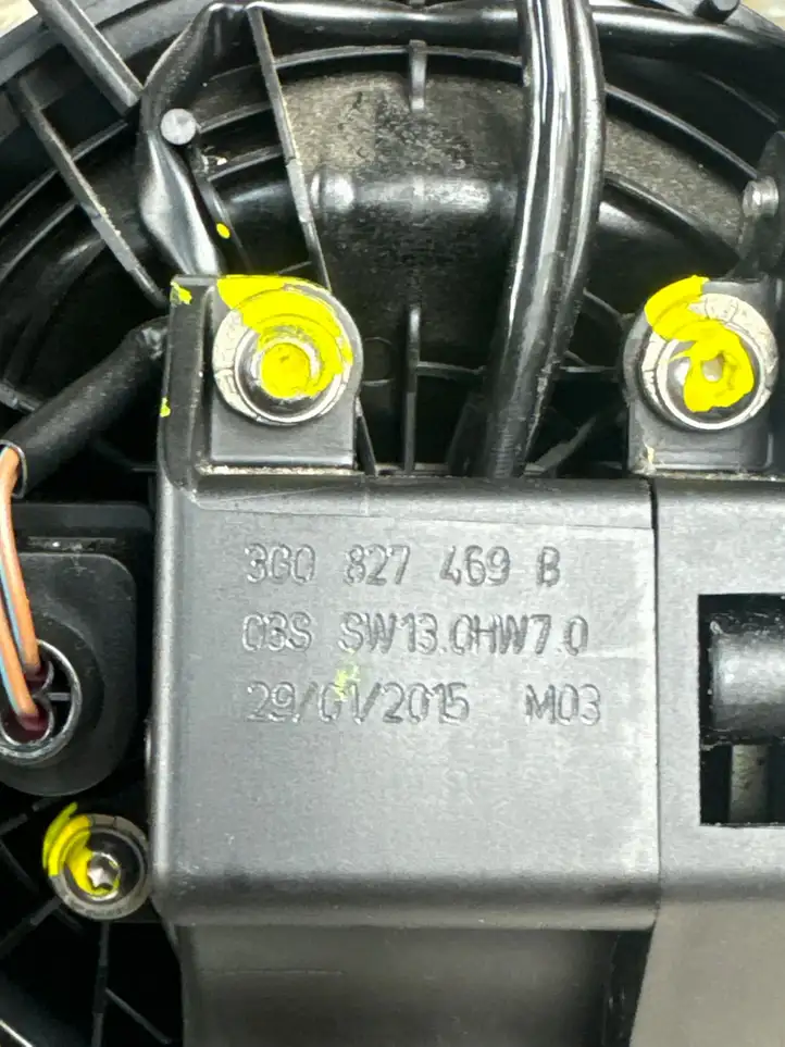 Volkswagen PASSAT B8 (2015 - ) 3G0827469B Ручка багажника с камерой — фото 6