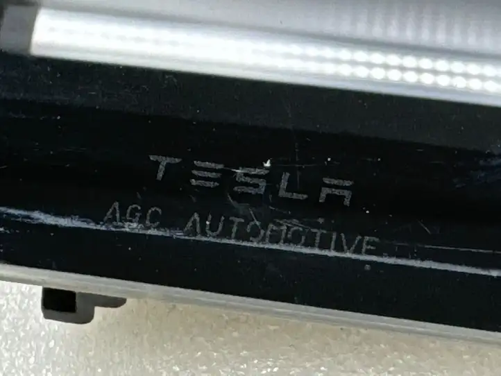 Tesla Model X (2015 - 2021) 104135800C Накладка стекла задней двери — фото 4