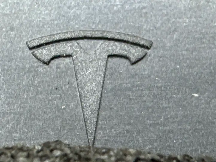 Tesla Model X (2015 - 2021) 104135800C Накладка стекла задней двери — фото 8