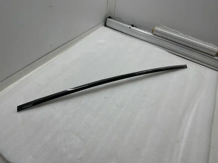 Tesla Model X (2015 - 2021) 103225000J Накладка стекла задней двери — фото 1