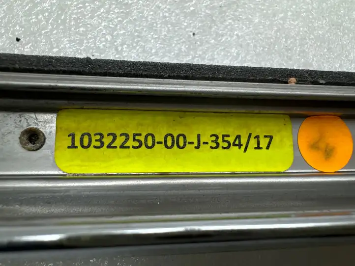 Tesla Model X (2015 - 2021) 103225000J Накладка стекла задней двери — фото 3