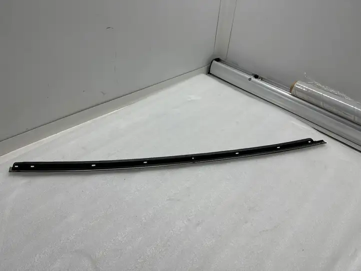 Tesla Model X (2015 - 2021) 103225000J Накладка стекла задней двери — фото 5