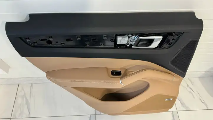 Porsche Cayenne (9Y0 9Y3) (2018 - ) Обшивка задней двери — фото 3