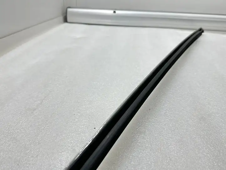 Tesla Model X (2015 - 2021) 103217500C Накладка стекла задней двери — фото 4