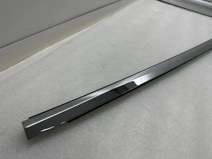 Tesla Model X (2015 - 2021) 103217500C Накладка стекла задней двери — фото 7