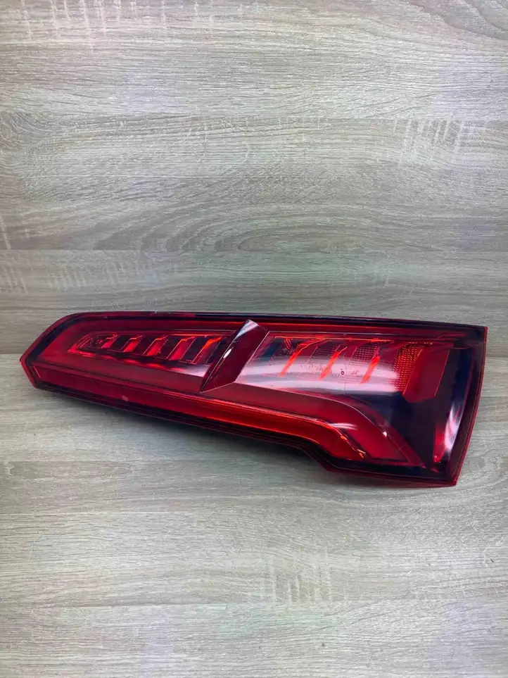 Audi Q5 SQ5 (2008 - 2012) AudiQ5TailLight Задний фонарь в крышке багажника — фото 1