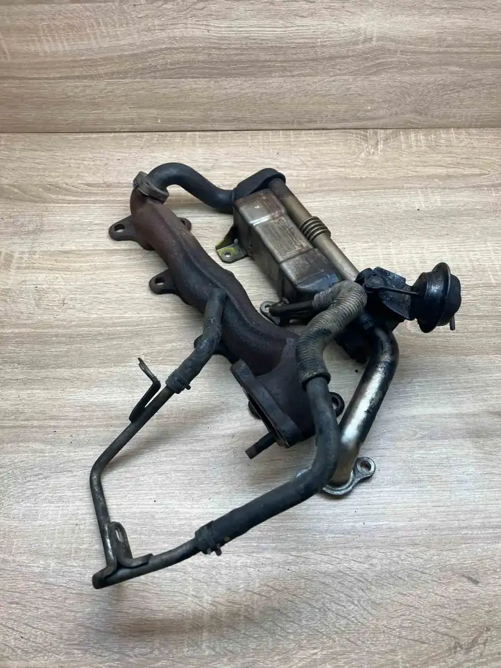 Toyota Corolla Verso AR10 (2004 - 2009) 256800R02000 Охладитель клапана EGR — фото 1