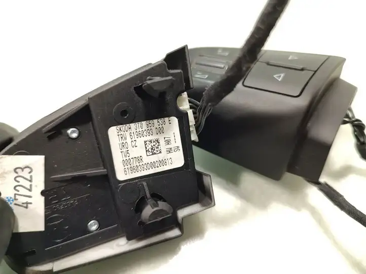 Skoda Octavia Mk2 (1Z) (2004 - 2013) 3T0959537B Кнопки на рулевом колесе — фото 5