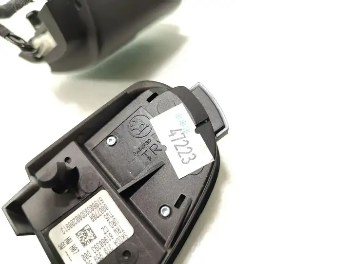Skoda Octavia Mk2 (1Z) (2004 - 2013) 3T0959537B Кнопки на рулевом колесе — фото 7