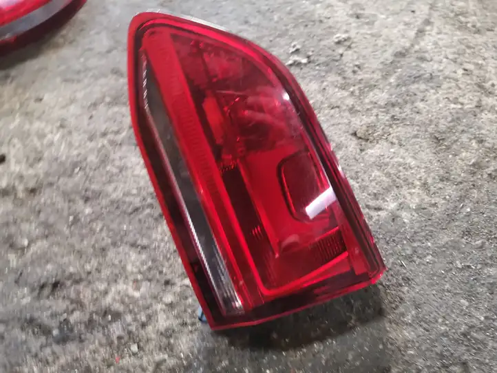 Volkswagen Golf VII (2013 - 2019) 5G9945094D Задний фонарь в крышке багажника — фото 2