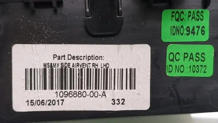 Tesla Model S (2016 - 2021) 100782100D Декоративная планка — фото 5