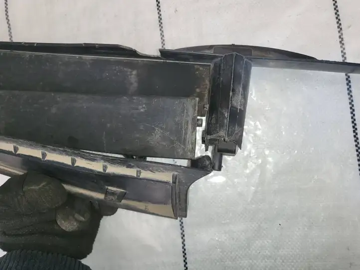 Tesla Model X (2015 - 2021) 103659900f Жалюзи кузова — фото 4