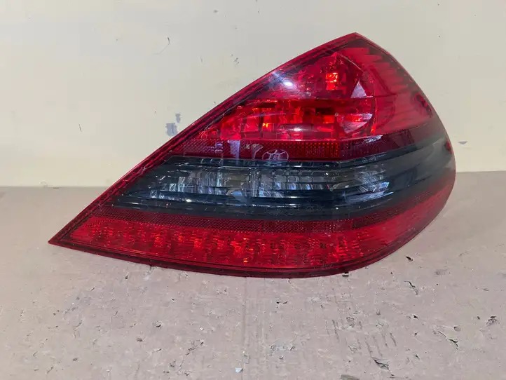 Mercedes-Benz SL R230 (2001 - 2012) A2308201664 Задний фонарь в кузове — фото 1