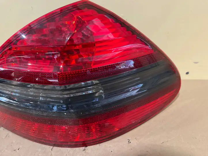 Mercedes-Benz SL R230 (2001 - 2012) A2308201664 Задний фонарь в кузове — фото 3