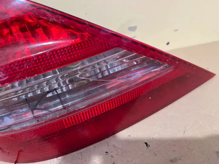 Mercedes-Benz SL R230 (2001 - 2012) A2308201664 Задний фонарь в кузове — фото 2