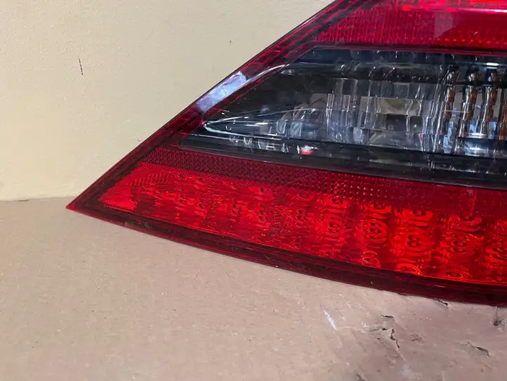 Mercedes-Benz SL R230 (2001 - 2012) A2308201664 Задний фонарь в кузове — фото 2
