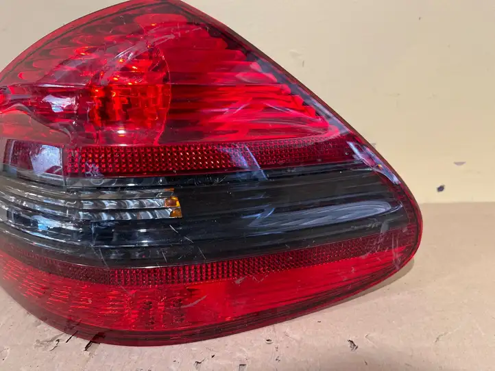 Mercedes-Benz SL R230 (2001 - 2012) A2308201664 Задний фонарь в кузове — фото 3