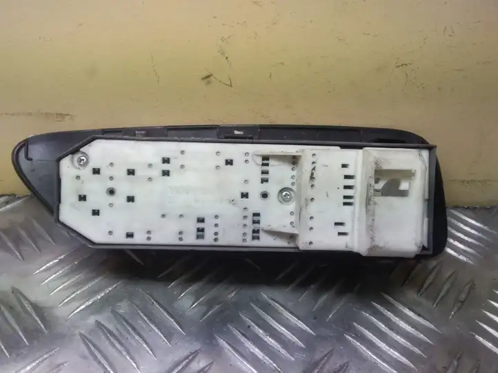 Toyota Auris 150 (2006 - 2012) 7423202550 Блок кнопок стеклоподъемников — фото 3