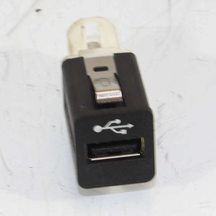 9237656 BMW X3 F25 USB jungtis