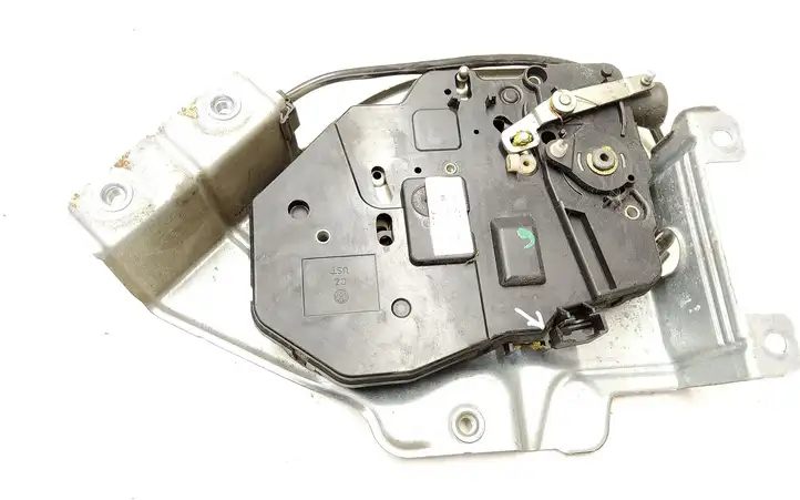 Volkswagen Caddy (2004 - 2010) 2K0827201Q Актуатор замка задней двери — фото 1