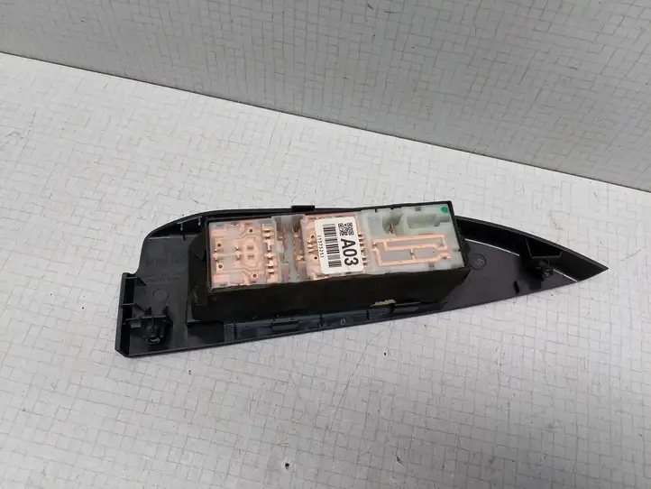 Subaru Outback (2009 - 2014) A03 Кнопка стеклоподъемников — фото 3