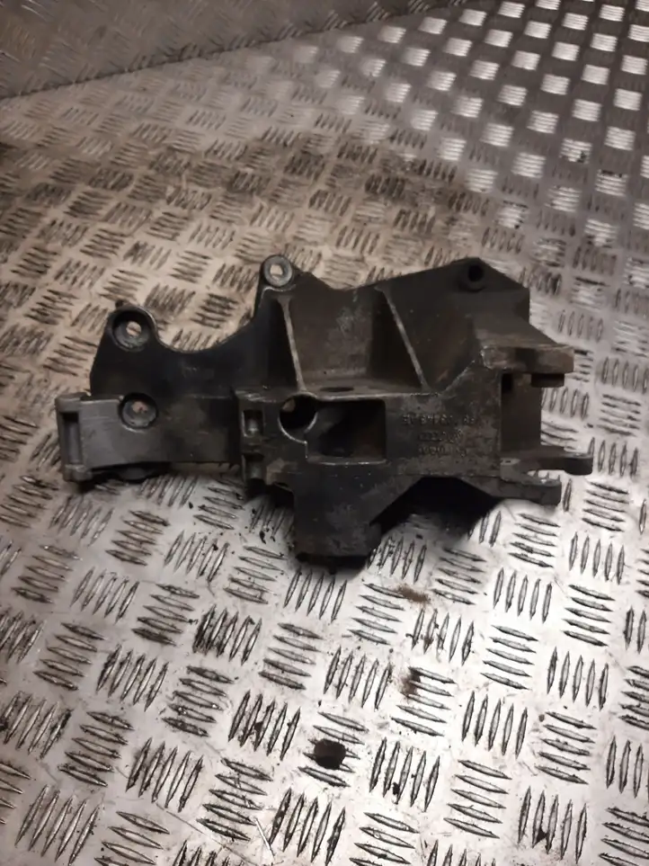 Volkswagen PASSAT B5.5 (2001 - 2005) 038903143AE Кронштейн генератора — фото 1
