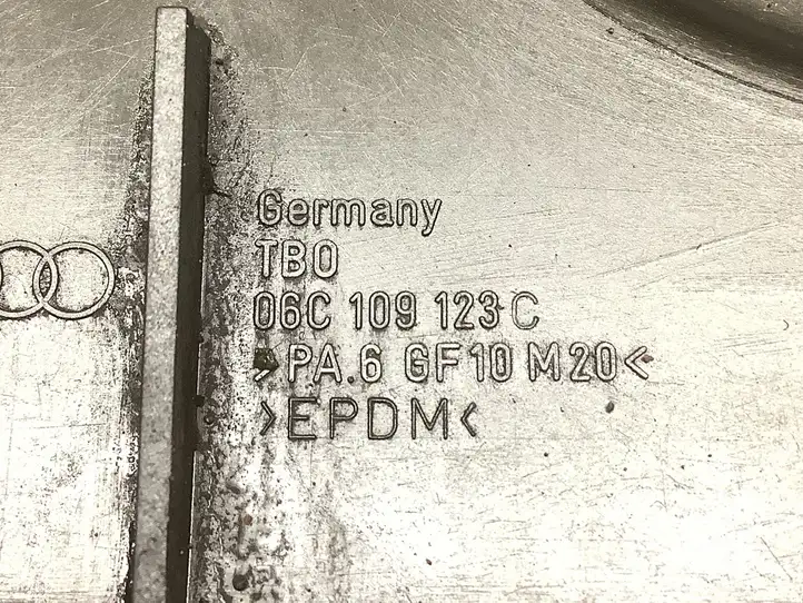 Audi A6 S6 C5 4B (2001 - 2004) 06C109123C Защита ремня ГРМ — фото 3