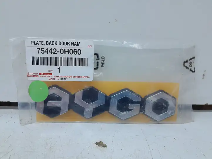 Toyota Aygo AB40 (2014 - 2018) 754420H060 Эмблема модели — фото 1