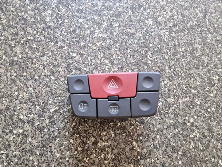 Fiat Panda II (2004 - 2011) Включатель аварийных фонарей — фото 3