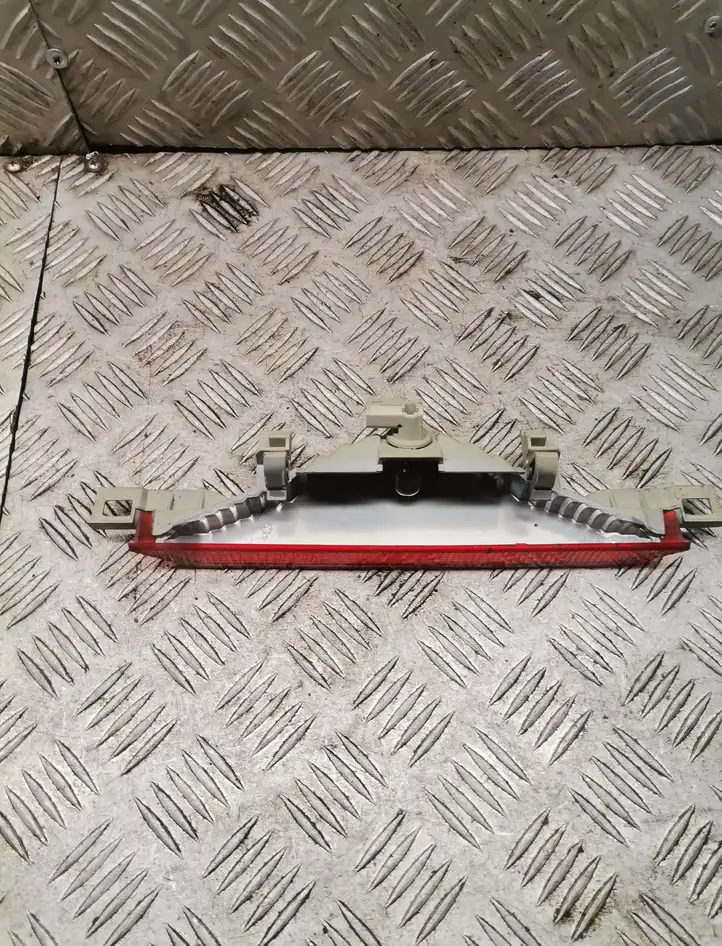 Toyota Avensis Verso (2004 - 2009) Дополнительный стоп фонарь — фото 2
