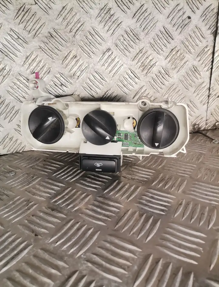 Toyota Corolla Verso AR10 (2004 - 2009) Блок управления климат-контролем — фото 1