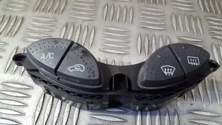 Ford Focus (1998 - 2004) 98AG19A945CH Кнопка обогрева стекла — фото 1