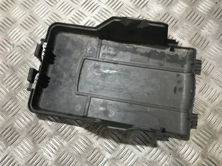 Volkswagen Golf V (2003 - 2009) 1k0915443a Крышка ящика аккумулятора — фото 2