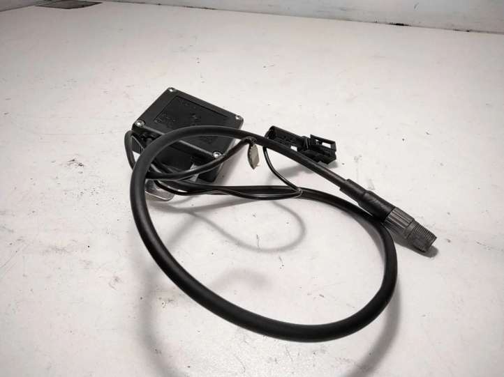 65268355132 BMW 5 E34 Antenos stiprintuvas