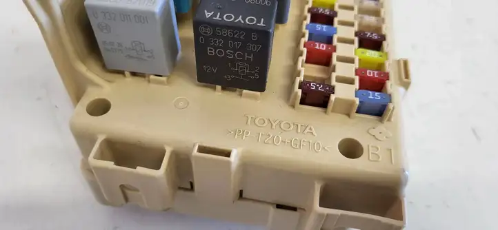 Toyota Avensis T250 (2006 - 2009) 82641CA030F Блок предохранителей — фото 1