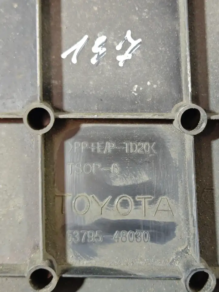 Lexus RX 330 - 350 - 400H (2008 - 2012) 5379548030 Крышка ящика аккумулятора — фото 3