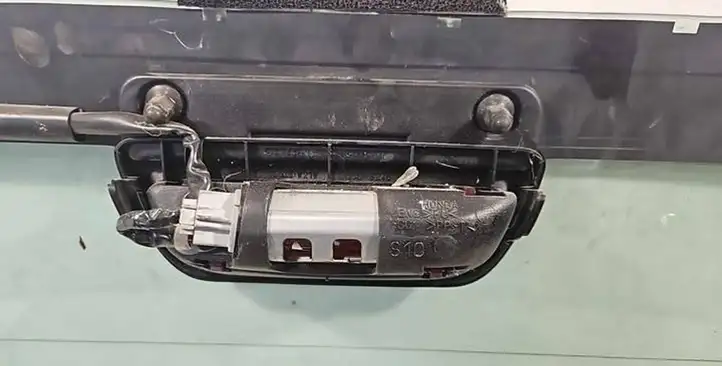 Honda CR-V (1999 - 2001) Открывающееся стекло крышки багажника — фото 4