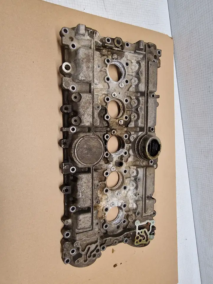 Volvo V70 (2004 - 2007) 1001761 Крышка распределительного вала — фото 4