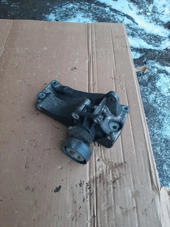 Volkswagen Golf IV (1998 - 2005) 030145169H Кронштейн генератора — фото 1