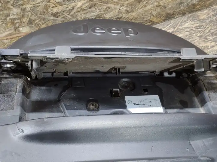 Jeep Cherokee (2007 - 2013) 5HF06TRMA Кронштейн запасного колеса — фото 7
