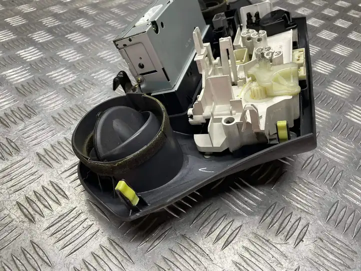 Toyota Yaris (1999 - 2003) 8611052011BO Магнитола / мультимедийная система — фото 5