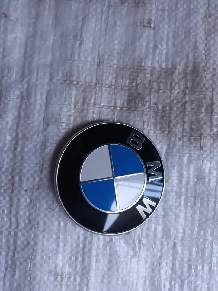 BMW 3 F30 F35 F31 (2012 - 2018) 8219237 Эмблема модели — фото 1