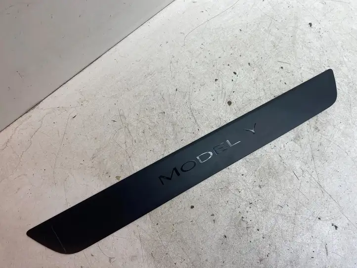 Tesla Model Y (2019 - 2024) 149430100B Отделка переднего порога — фото 1