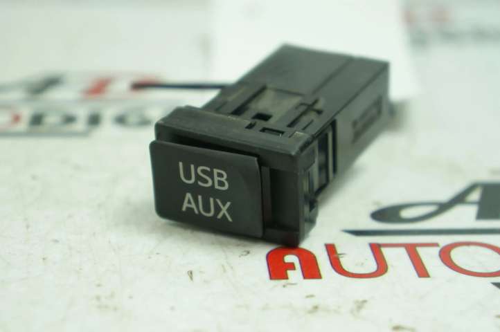 8619048030 Subaru Trezia USB jungtis