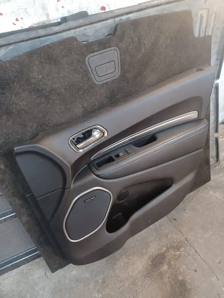 Dodge Durango (2013 - ) 6TV874X9AB Прочая отделка передней двери — фото 3